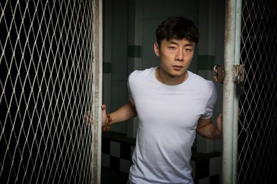 球迷二写道：“瓜迪奥拉用手指着第四官员，这是令人震惊的行为，如果英超这种行为成为常态，也难怪草根赛事的裁判每周都会被辱骂。